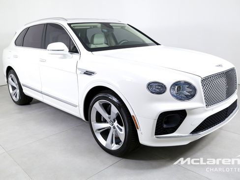 Used 2023 Bentley Bentayga Plug-In Hybrid image 3