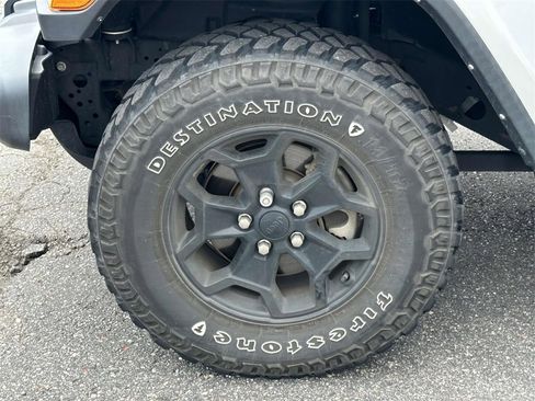 Used 2022 Jeep Gladiator Willys image 9