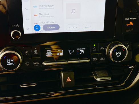 Certified 2023 Toyota Highlander XLE image 17