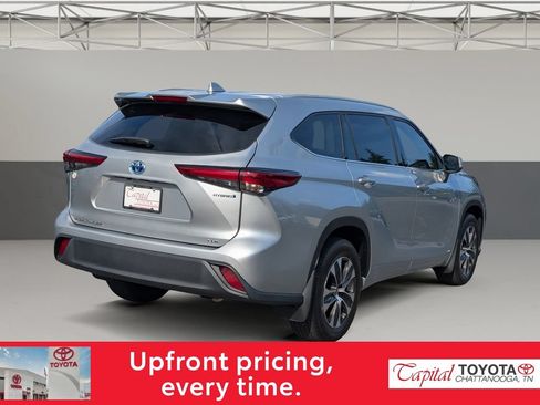 Used 2022 Toyota Highlander XLE AWD/4WD image 7