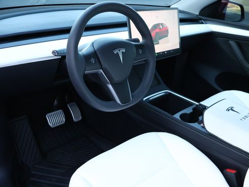 Used 2024 Tesla Model Y Long Range image 3