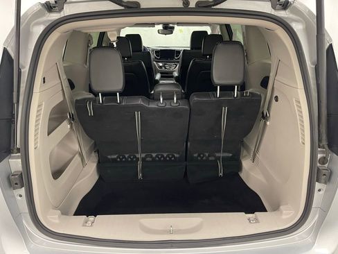 Used 2024 Chrysler Pacifica Touring-L image 5