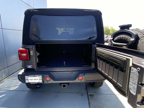 Used 2020 Jeep Wrangler Unlimited Sahara AWD/4WD image 6