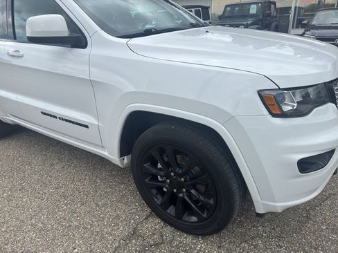 Used 2019 Jeep Grand Cherokee Altitude AWD/4WD image 16