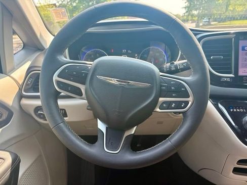 Used 2024 Chrysler Pacifica Touring-L FWD image 22