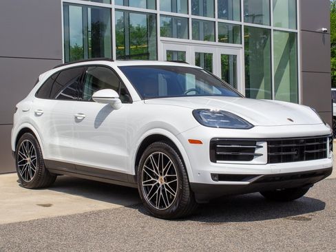 Used 2025 Porsche Cayenne Base w/ Premium Package Plus image 3