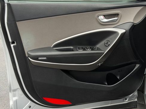 Used 2017 Hyundai Santa Fe SE image 11