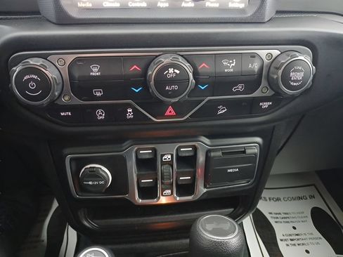Used 2020 Jeep Wrangler Unlimited Sahara w/ Uconnect 4C Nav & Sound Group AWD/4WD image 18