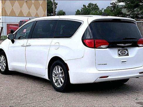 Used 2023 Chrysler Voyager LX FWD image 5