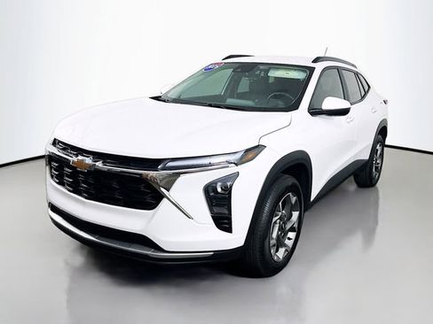 Used 2025 Chevrolet Trax LT w/ LT Convenience Package image 5