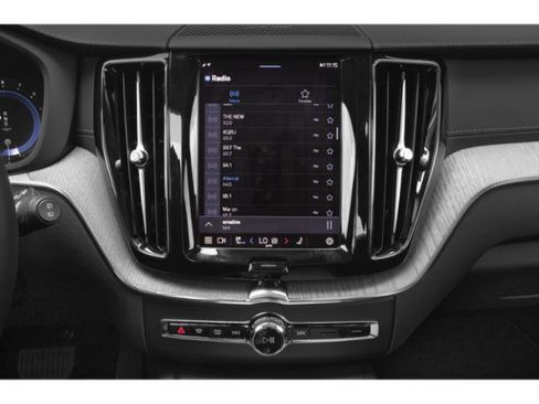 Used 2022 Volvo XC60 B5 Momentum image 7