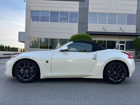 Used 2015 Nissan 370Z Roadster RWD image 6