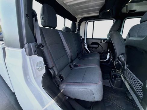Used 2025 Jeep Gladiator Rubicon w/ Convenience Group AWD/4WD image 29