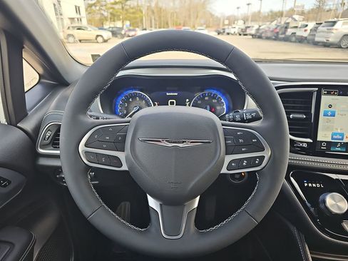 New 2026 Chrysler Pacifica Limited image 15