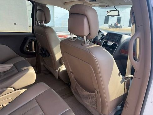 Used 2015 Chrysler Town & Country Touring FWD image 15