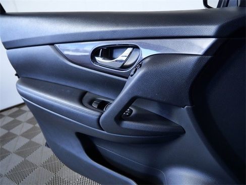 Used 2019 Nissan Rogue SV image 23