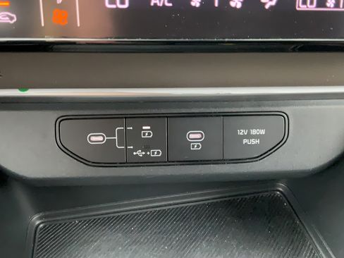 Used 2025 Kia Carnival FWD image 33