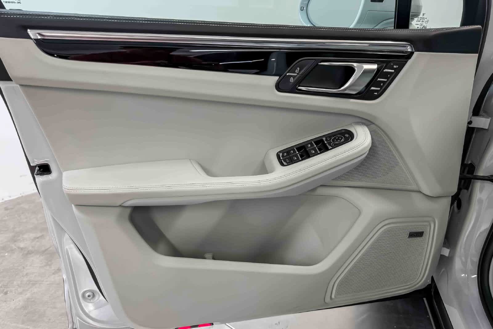 Certified 2026 Porsche Macan AWD/4WD image 27