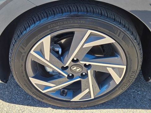 Used 2025 Hyundai Elantra Sport image 12