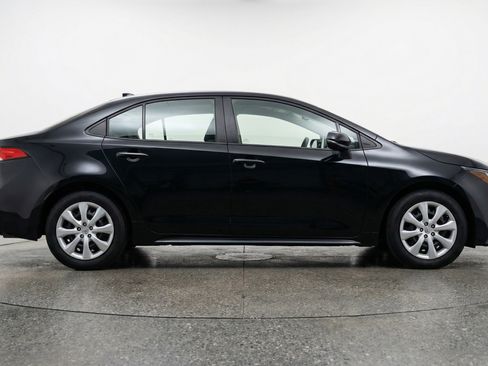 Used 2025 Toyota Corolla LE image 11