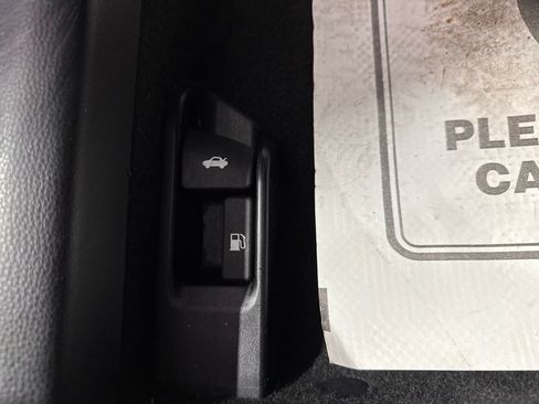 Used 2020 Toyota Corolla LE FWD image 33