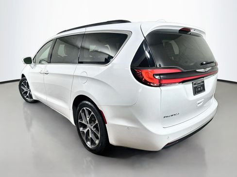 Used 2022 Chrysler Pacifica Touring-L w/ Uconnect Theater Family Group FWD image 5