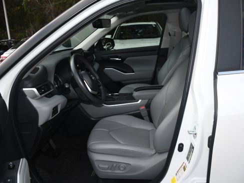 Certified 2024 Toyota Highlander XLE image 8