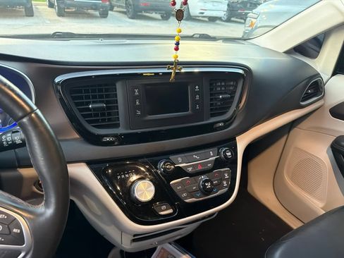 Used 2017 Chrysler Pacifica Touring-L FWD image 5