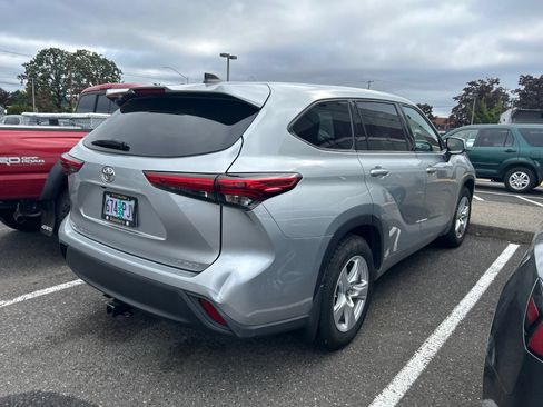 Used 2022 Toyota Highlander LE AWD/4WD image 3