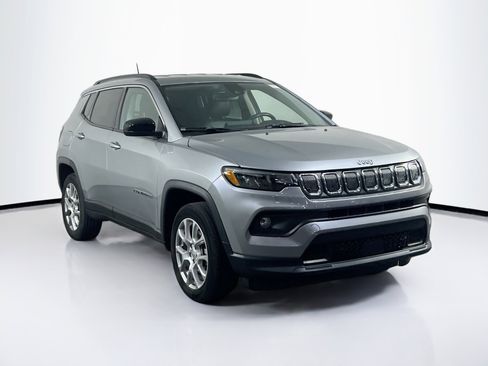 Used 2022 Jeep Compass Latitude AWD/4WD image 3