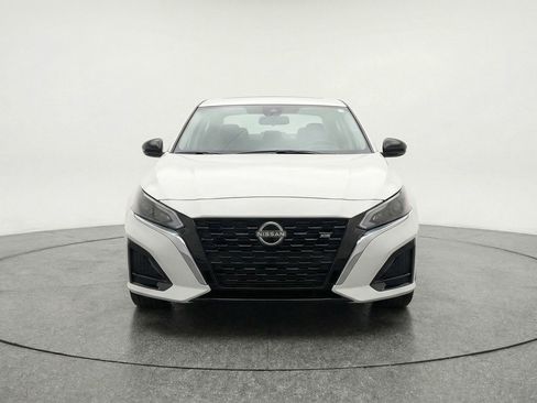 Used 2025 Nissan Altima 2.5 SV image 2