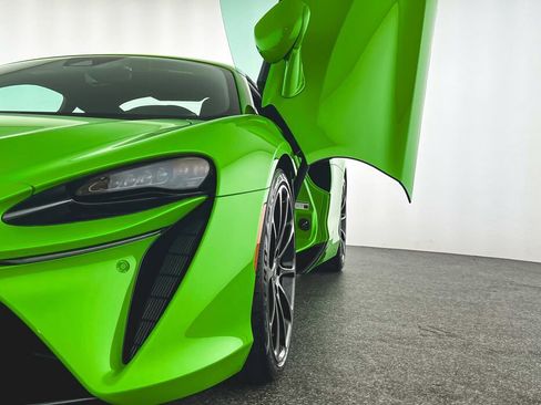 New 2025 McLaren Artura image 5