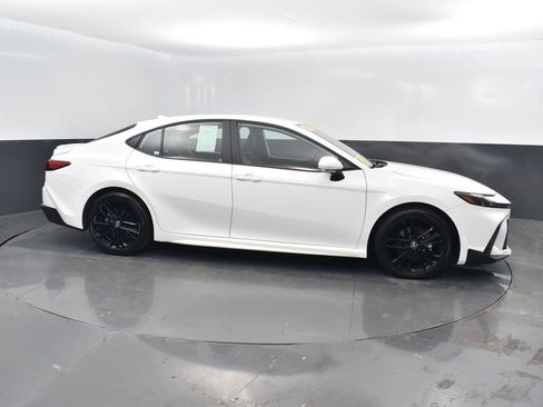 Used 2025 Toyota Camry SE image 4