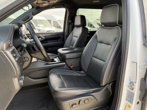 Used 2023 Chevrolet Suburban Premier image 25