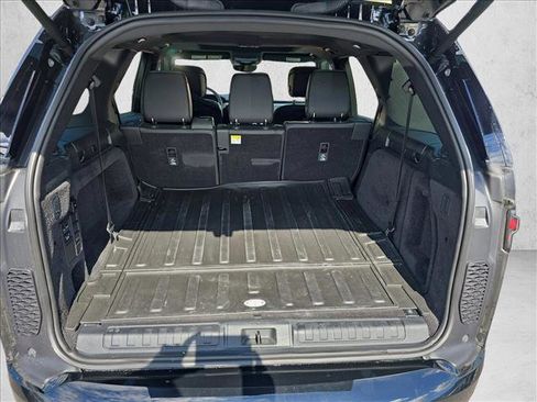 Used 2025 Land Rover Discovery Dynamic SE AWD/4WD image 12