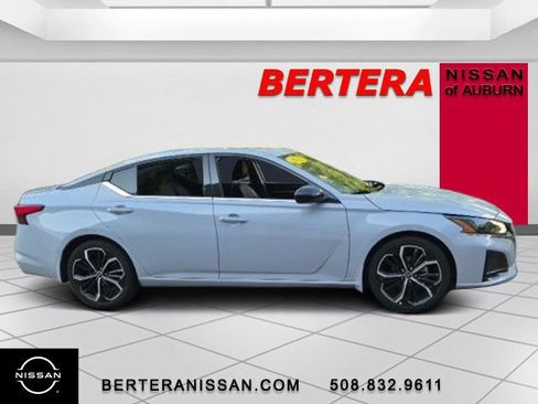 Used 2023 Nissan Altima 2.5 SR w/ SR Premium Package FWD image 2