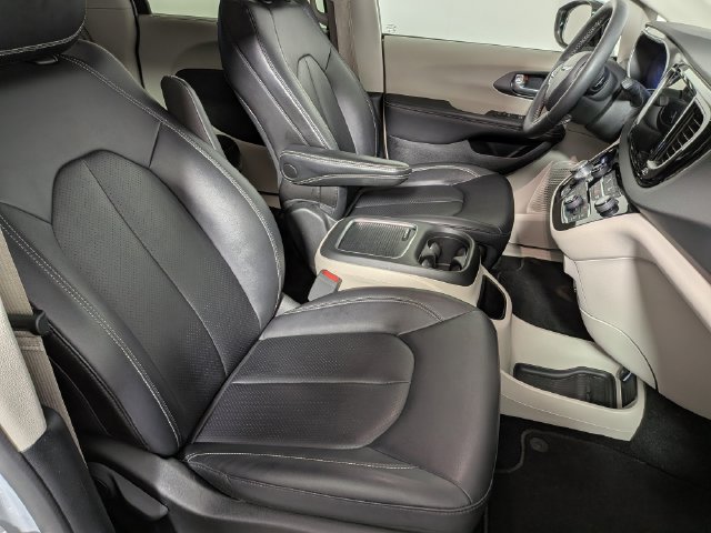 Used 2024 Chrysler Pacifica Touring-L FWD image 41