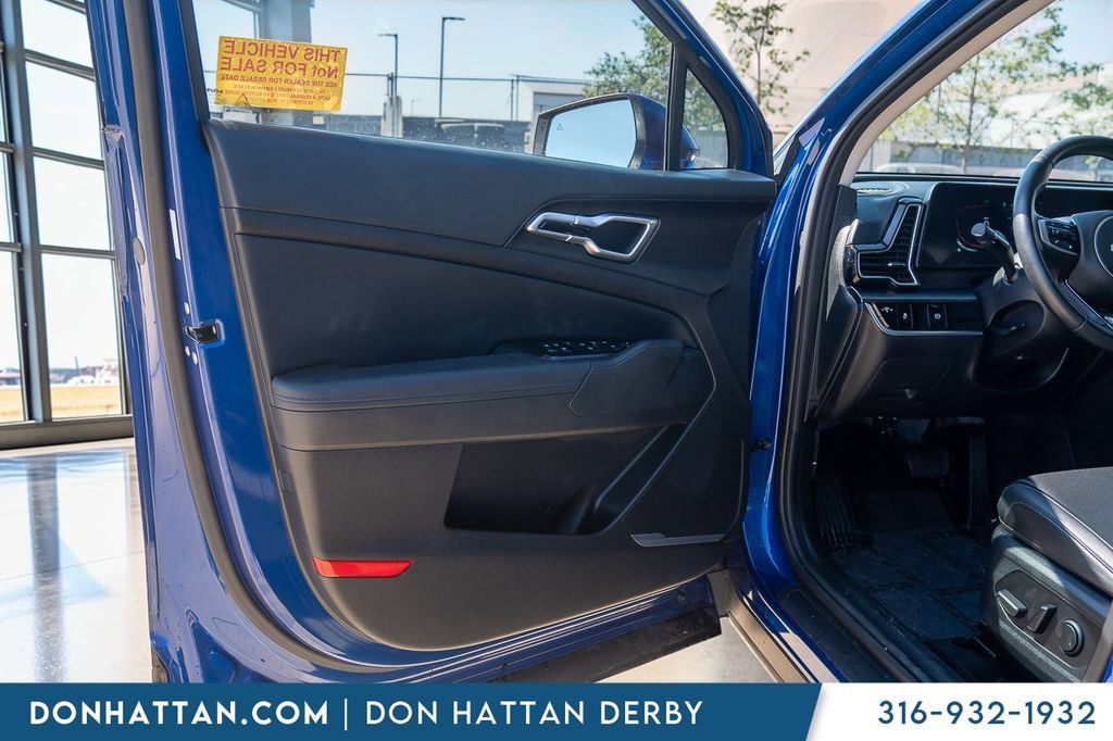 Used 2025 Kia Sportage EX FWD image 17