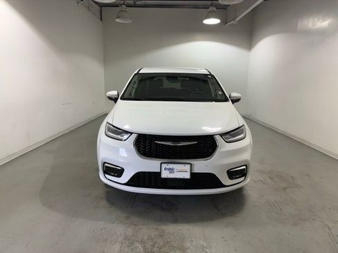 Used 2023 Chrysler Pacifica Touring-L image 2