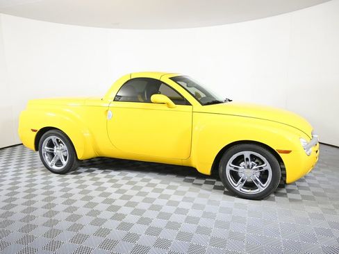 Used 2005 Chevrolet SSR w/ Preferred Equipment Group RWD image 9