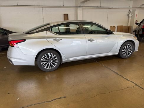Used 2024 Nissan Altima 2.5 SV image 7