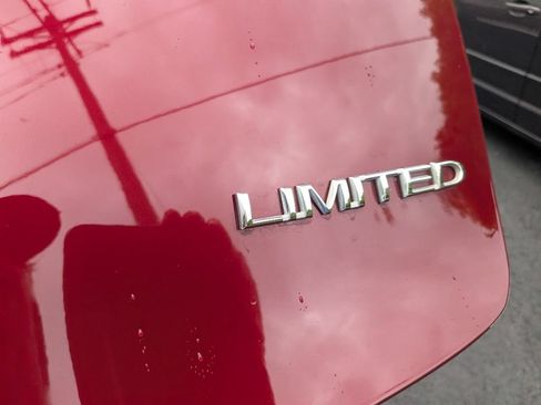Used 2017 Chrysler Pacifica Limited w/ UConnect Theater Package FWD image 11