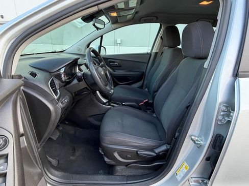 Used 2020 Chevrolet Trax LS AWD/4WD image 24