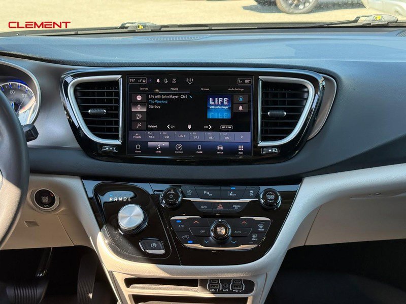 Used 2023 Chrysler Pacifica Touring-L FWD image 17