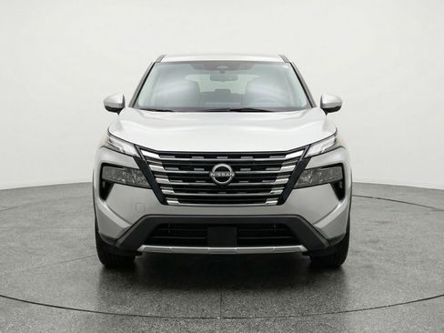 Used 2025 Nissan Rogue SV image 2