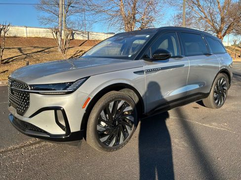 Used 2025 Lincoln Nautilus Reserve w/ Jet Appearance Package image 12