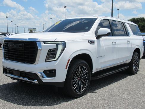 Used 2025 GMC Yukon XL Elevation w/ Elevation Premium Package AWD/4WD image 3