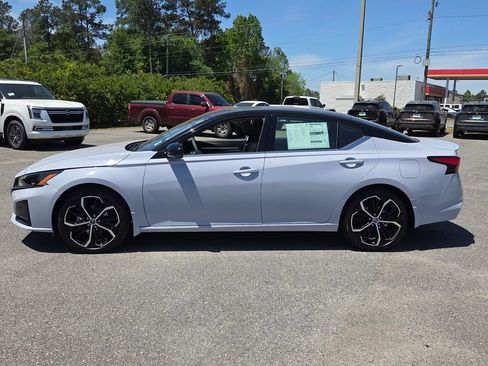 New 2026 Nissan Altima 2.5 SR FWD image 2