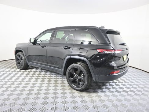 Used 2022 Jeep Grand Cherokee Altitude image 4