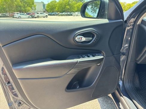 Used 2017 Jeep Cherokee Trailhawk AWD/4WD image 19